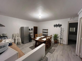 Logement neuf en face de la forêt. Accès cour.
